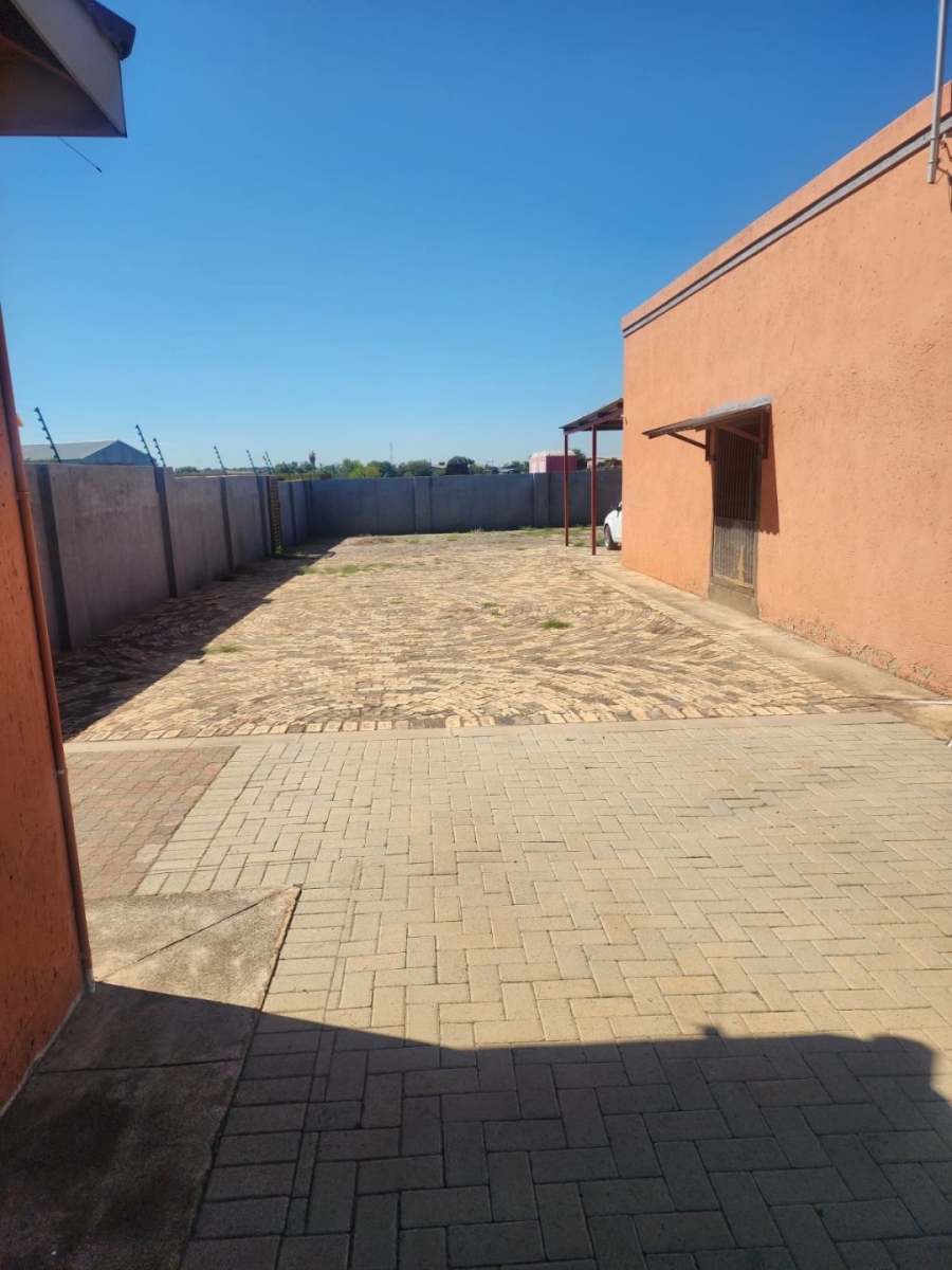 To Let Commercial Property for Rent in Uraniaville North West